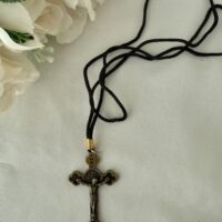 Cordão crucifixo metal bronze