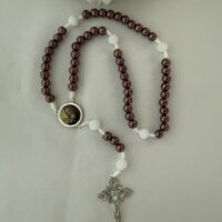 Terço marrom pérola medalha São Padre Pio
