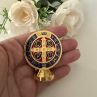Adorno medalha São bento dourado