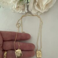 Semijoia Escapulário Cruz e Espírito Santo banho ouro masculino