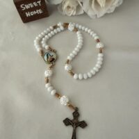 Terço branco medalha Santa Teresinha do Menino Jesus