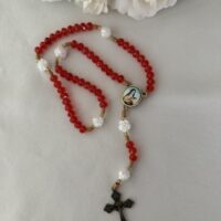 Terço vermelho medalha Santa Teresinha do Menino Jesus