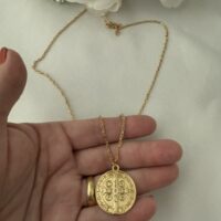Semijoia medalha São Bento masculina